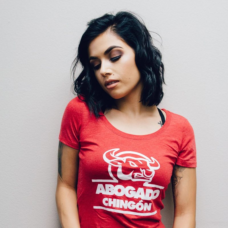 Modelo con playera roja Abogado Chingón en estudio