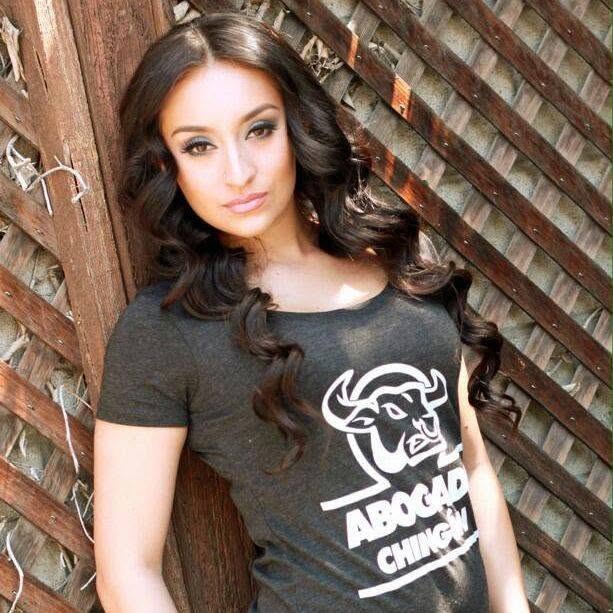 Modelo con playera negra Abogado Chingón